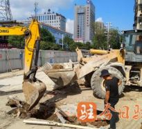 男生和女生操在线免费看，网页版高温下的坚守｜道路建设者用汗水铺就畅通路